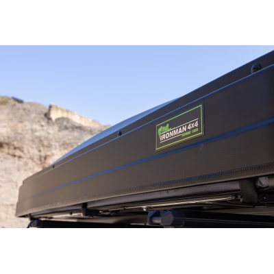 Tente de toit Ironman 4x4 Nomad chez sifa 4x4 importateur - vente directe particuliers et professionnels - voyager en tout quiét
