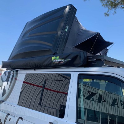 Tente de toit Ironman 4x4 Nomad chez sifa 4x4 importateur - vente directe particuliers et professionnels - voyager en tout quiét